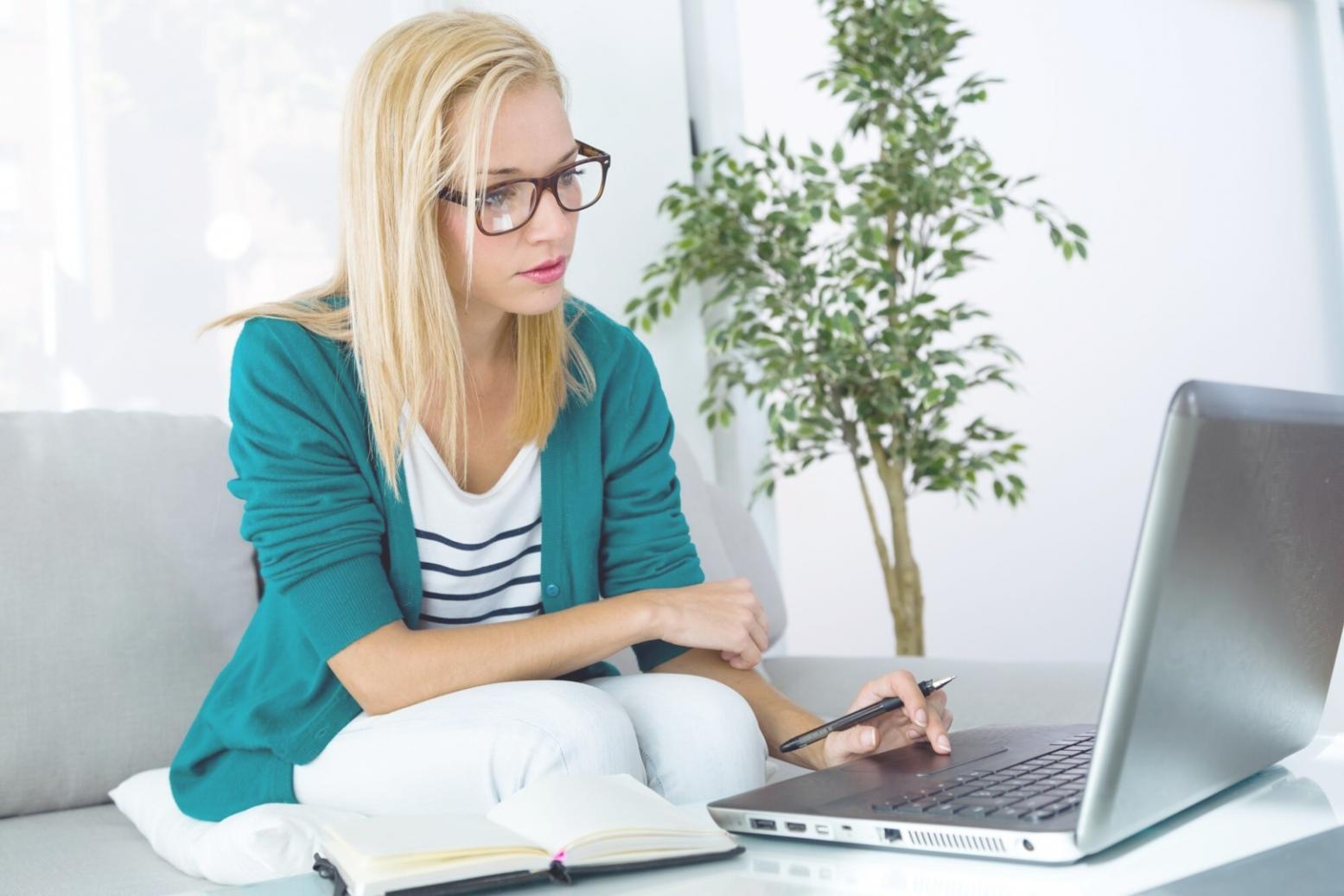 Person arbeitet konzentriert an Finanzplanung am Computer